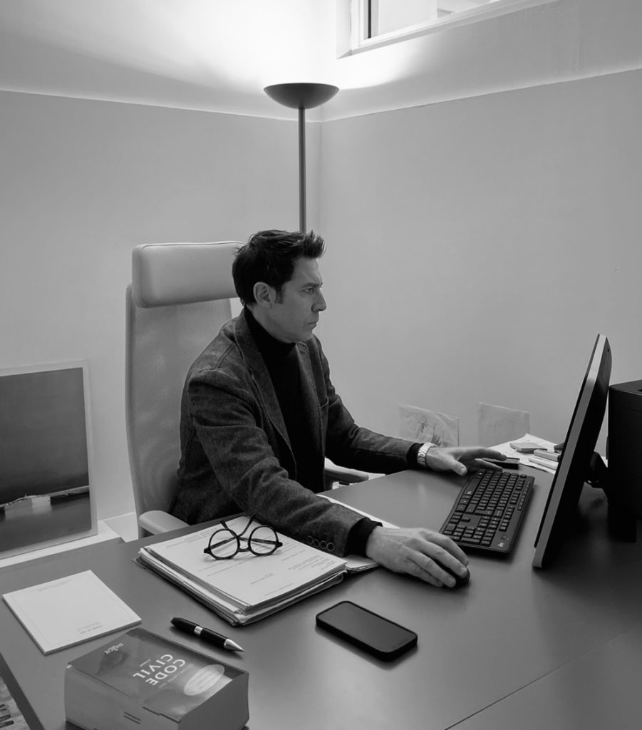 Maître Bruno Ottavy à son bureau