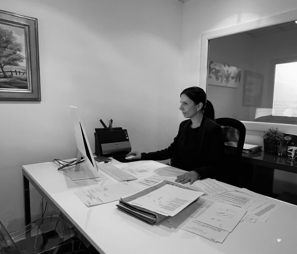 Maître Pauline Mangeant à son bureau